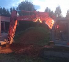 Début du creusement pour la cuve de récupération d'eau de pluie.