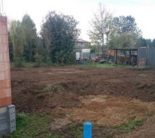 Premier étalement des terres après la pose de la cuve de récupération d'eau de pluie.