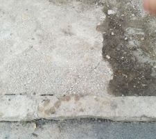 Dalle de trottoir cassé après passage de suez