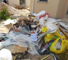 Tout au long des travaux les ouvriers de notre construction on laissé leurs déchets, au vu de la "propreté" de notre terrain les ouvriers aux alentours s'en sont donnés à coeur joie...........
Il aura fallut des mails et nombreux messages avec photos pour leur faire entendre,
au siège et au CDT (qui en avait rien à faire encore une fois), que cela ne faisait pas très top