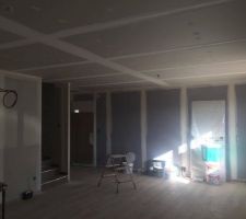 Les joints du placo sont en cours. Le travail me paraît très soigné.