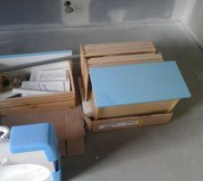 Les tiroir du meuble de salle de bain en attente