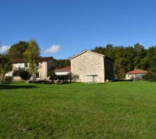 Vue vers le nord du terrain, maison de la voisine.