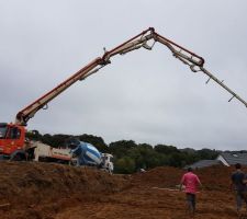 Coulage béton pour les fondations avec la pompe