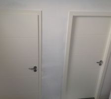 Porte des toilettes et de notre chambre enfin posées.