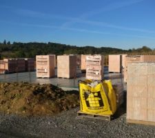 Livraison des briques, poteaux raidisseurs et coffres de volets roulants sur chantier