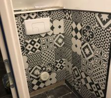 Toilette suspendu sous escalier carreau de ciment ok
