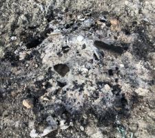 Reste d'un feu... avec des matières plastiques ! :(