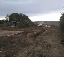 Terrain nettoy&eacute; par le constructeur et d&eacute;but du terrassement. Tous les d&eacute;chets ont &eacute;t&eacute; mis au fond du terrain