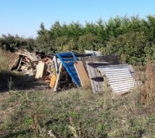 Terrain avant d&eacute;but des travaux : d&eacute;chets sur le cot&eacute; droit g&ecirc;nant pour la construction et &agrave; envoyer en d&eacute;chetterie