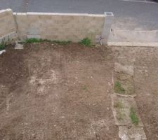 Décaissement fini maintenant fait couler le béton et égaliser la terre qui reste sur le côté