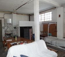 C'est le fond du bâtiment, partie nord. 
La porte du fond est condamnée (accès à des parties communes dont nous n'avons pas l'utilité).
Ce coin sera une chambre d'enfant, exposition est.