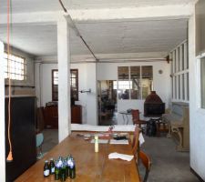 Vue depuis l'extrémité nord à l'intérieur de la future maison.
A gauche les futures chambres de nos filles (2)