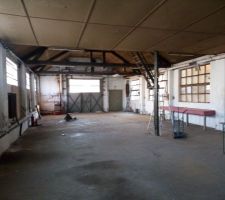Vue de la pièce de vie, pignon sud au fond. Les bungalows sur le côté ouest ne sont pas encore détruits mais ça va s'éclaircir...