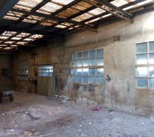 Mur ouest. L'isolation sera faite par l'extérieur. Nous conservons tout le côté industriel à l'intérieur en gardant les murs bruts et tous les détails "indus" (interrupteurs en bakélite, vannes...) 
Le toit en tôle va bientôt sauter.