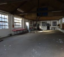 On devine un meilleur ensoleillement malgré le changement d'heure... 
Pièce de vie à 16h, les toitures à l'ouest sont fraîchement démolies.