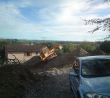 Le terrassier qui s'amuse dans son bull !!