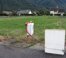 Le compteur de chantier du constructeur voisin, sur notre terrain...