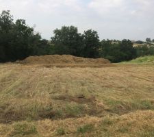 Voici une photo du terrain au tout d&eacute;but du terrassement. 

Pour info, la chronologie des &eacute;v&eacute;nements: 
- Signature du contrat de construction le 24/10/2016
- Signature du document d'Ouverture de chantier: 28/04/2016 (il y a eu du retard car nous avons eu du mal &agrave; obtenir l'accord de l'organisme charg&eacute; de valider les plans de l'assainissement pour obtention du permis de construire)
-D&eacute;but du terrassement: juin 
- Date r&eacute;elle du d&eacute;but des travaux de construction: juillet 2017