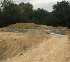 Terrassement du chemin d'acc&egrave;s de la route au garage