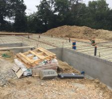 Montage du vide sanitaire + ferraillage
Pour vous situer: 
- &agrave; gauche de la photo le premier rectangle correspondra au salon salle &agrave; manger, wc, escalier, 
- le carr&eacute; du milieu la cuisine semi ouverte 
- le carr&eacute; &agrave; droite correspondra au garage, cellier et bureau