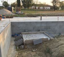 La dalle est enfin coul&eacute;e. Elle est parfaitement lisse, pas de craqu&egrave;lement. Ils ont fait du bon boulot.