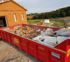 Nettoyage du chantier ! Une petite benne est venue nous rejoindre.