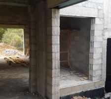 Vue intérieure depuis la partie du plancher supérieur de l'extension, avec à droite de la photo, les ouvertures autour du patio