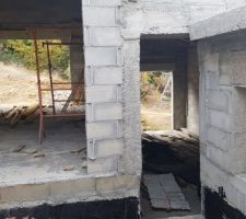 Photo du patio avec vue chambre à droite et futur salon à gauche de la photo