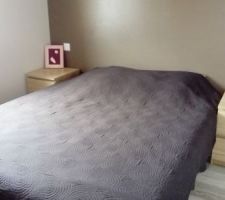 Notre chambre avec enfin des tables de nuit et un sommier ^^