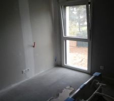 Voil&agrave; tout est pr&ecirc;t a peindre, la chambre de ma fille