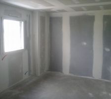 Voil&agrave; tout est pr&ecirc;t a peindre, la chambre des parents