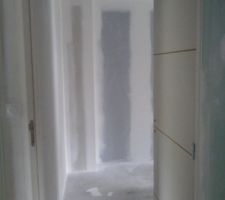 Voil&agrave; tout est pr&ecirc;t a peindre, couloir en direction de l'escalier
