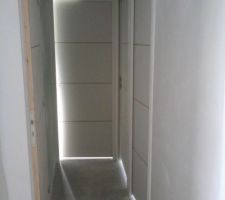 Voilà tout est prêt a peindre, couloir en direction des chambres et de la salle de bain