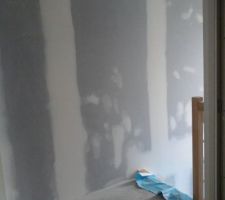 Voil&agrave; tout est pr&ecirc;t a peindre, couloir de l'&eacute;tage direction vers l'escalier