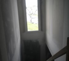 Voilà tout est prêt a peindre, la cage de l'escalier
