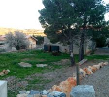 Voici le terrain. Il se situe en contre bas d'une petite pente accessible en voiture et qui se trouve aussi dans notre propriété. Il y a peu de voisinage, la vue et les murets en pierres nous ont séduit !