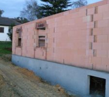 Élévation des murs toujours en cours