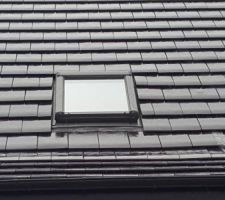 4ème passage des couvreurs, et la toiture au niveau de l'avancée du garage n'est toujours pas droite. Le conducteur de travaux ne semble pas se soucier de ces problèmes, notamment la corniche qui n'est pas encore redressée. Actuellement le résultat laisse à désirer quand on passe devant le chantier...