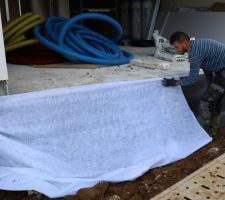 Mise en place par Sergio et Luis du film géotextile