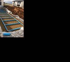 Mise en place des drains dans le massif drainant recouvert de cailloux sur 60cm