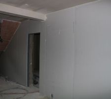 Isolation des murs donnant sur les parties non habitables avec du placo et du polystyrène de 10cm d'épaisseur. Merci encore Farrhetin