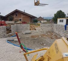 Préparation de la dalle et élévation des murs