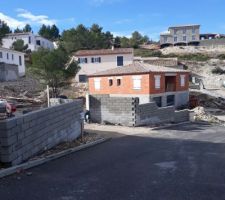 Voila ,alors que &agrave; l'int&eacute;rieur les cloisons sont pos&eacute;es pour r&eacute;clamer des appels de fonds,dehors,on attend la pluie pour faire les travaux.Tout ca est bien normal ,n'est ce pas ?