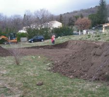 Plateforme terminée demain le terrassier creuse l'emplacement des fondations
