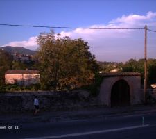 Le porche qui risque d'être démoli.
Au fond la baraque de vigne de moins de 40m².