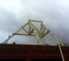 Ca y est la charpente commence !