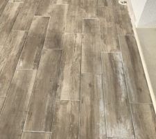 Carrelage imitation bois et joint gris perle