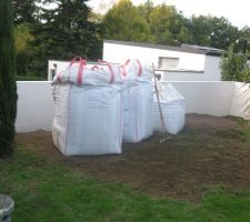 MUR EN PARPAING CREUX REMPLIS DE BETON ET ENDUIT + TERRE POUR REFAIRE PELOUSE