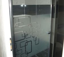 Porte de douche pos&eacute;e
